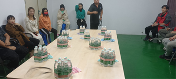 這家公司真土豪，套圈竟用現金當禮品！